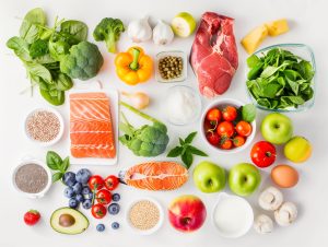 Ausgewogene und abwechslungsreiche Ernährung mit viel Gemüse und Obst