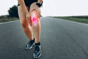 Betroffener greift sich auf Knie aufgrund von Schmerzen