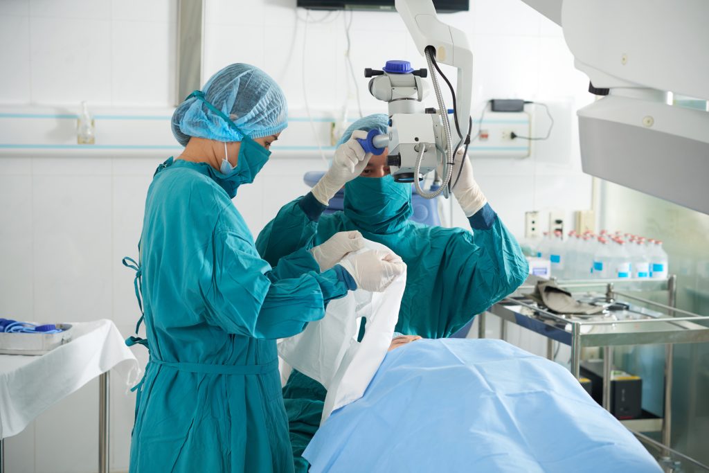 Chirurgen, die sich auf die Augenlaser-Behandlung vorbereiten