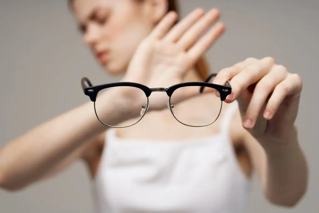 Frau mit Hornhautverkrümmung möchte keine Brille mehr tragen