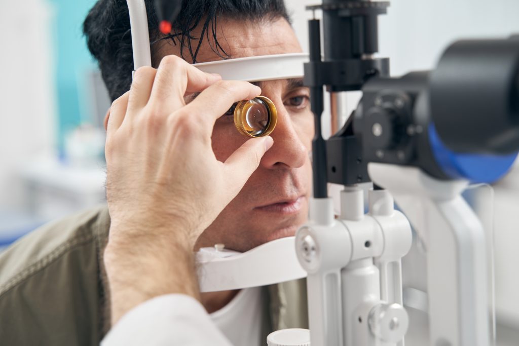 Augenarzt kontrolliert Augen von Patienten