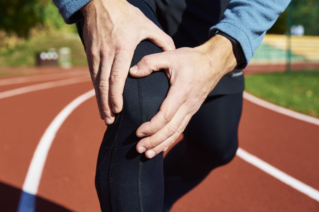 Läufer mit Schmerzen am Knie