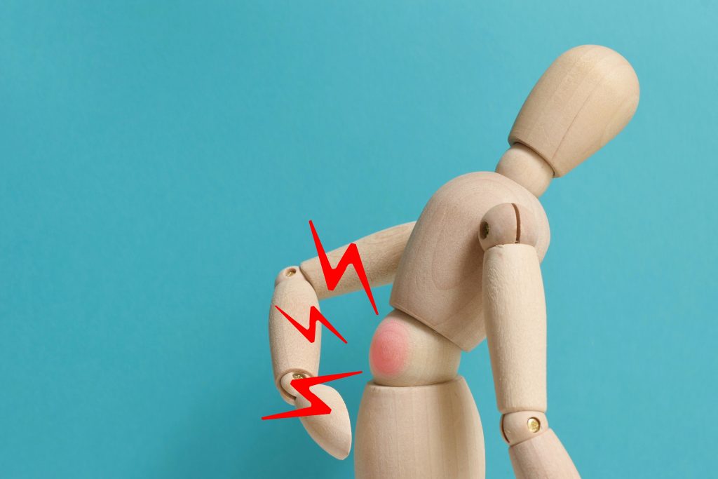 Rückenschmerzen werden anhand einer Holzfigur gezeigt