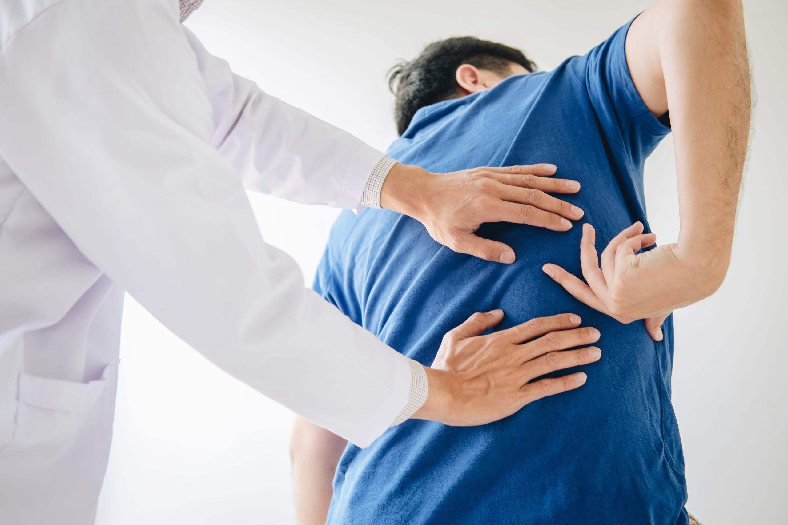 Arzt untersucht Rückenschmerzen von Patienten