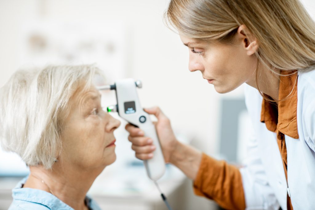 Augenarzt misst Augendruck
