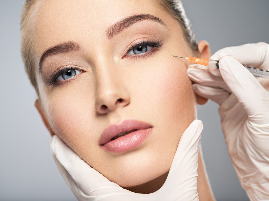 Ästhetische Dermatologin beim Beauty Treatment mit Spritze