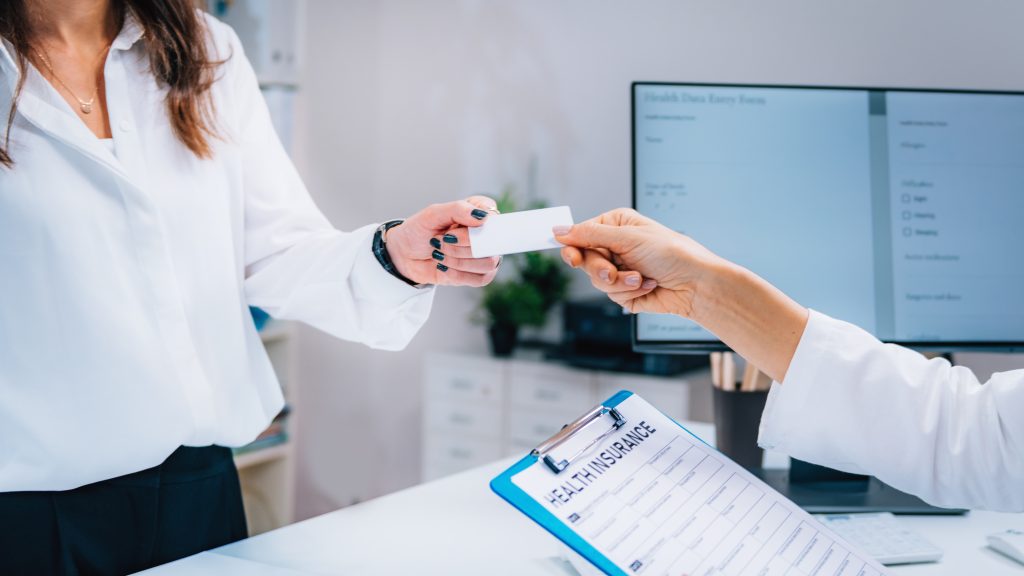 patient füllt Versicherungsinformationen aus