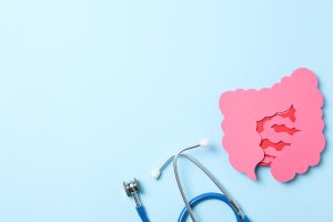 Abstrakte Darstellung des Darms und ein Stethoskop als Symbole für Innere Medizin