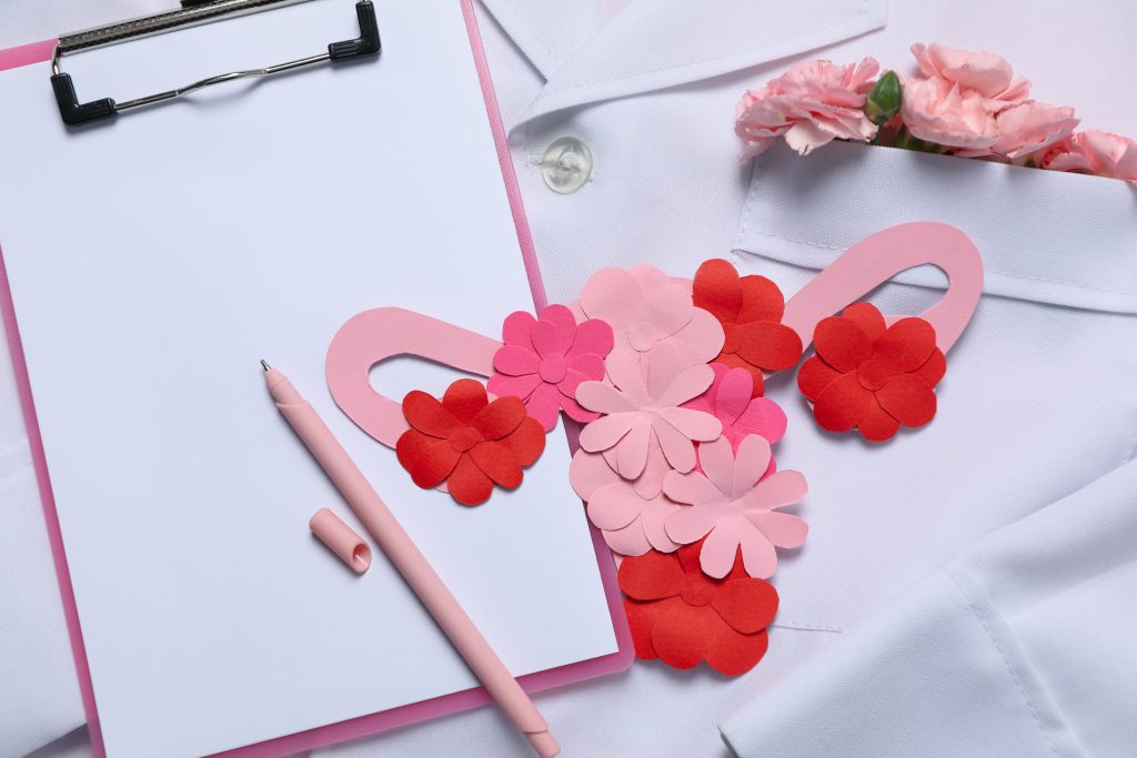 Abbildung eines Uterus und Klemmbrett als gynäkologisches Symbol