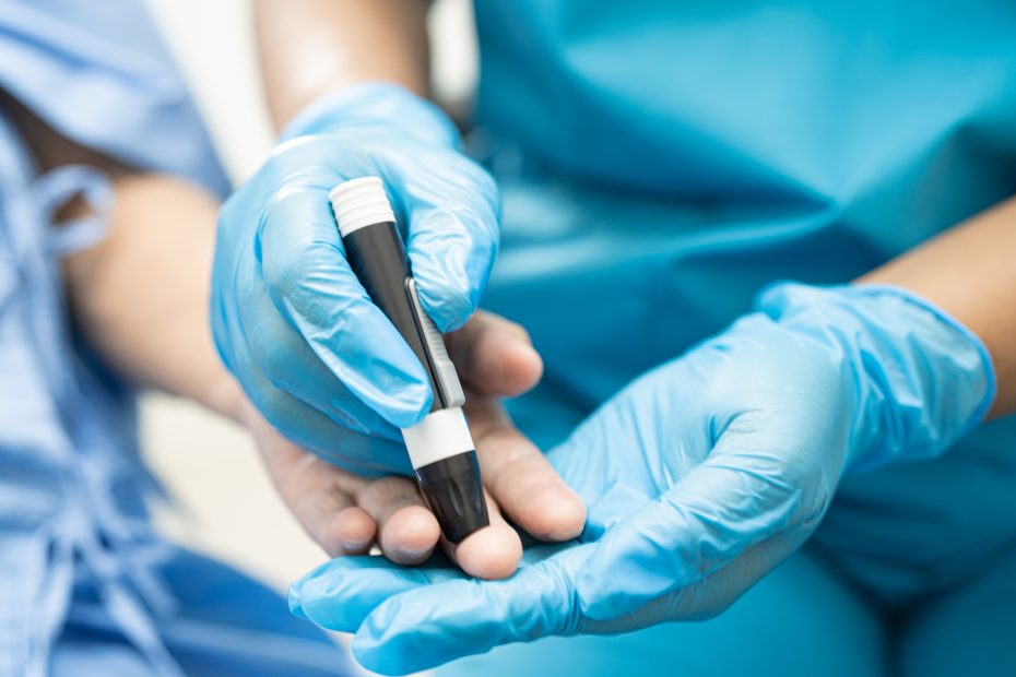 Arzt überprüft Blutzuckerspiegel bei Diabetes Patient